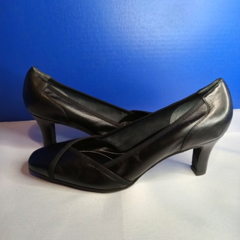 Rose‎ Petals Size 10W by Walking Cradle Black Criss Cross Pumps